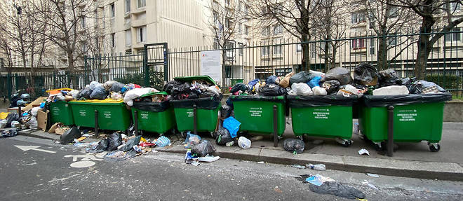 Depuis le premier week-end de fevrier, la greve fait deborder les poubelles a Paris, comme ici dans le 20e arrondissement.

