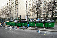  Depuis le premier week-end de février, la grève fait déborder les poubelles à Paris, comme ici dans le 20 e  arrondissement.
