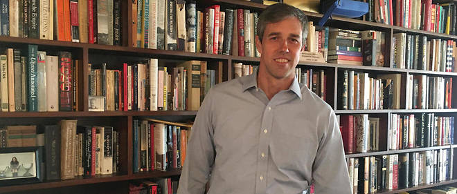 Beto O'Rourke, dans sa bibliotheque, a El Paso, au Texas.
