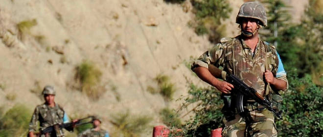 Des soldats algeriens lors d'une operation pres du village d'Ait-Ouabane, dans les montagnes du Djurdjura, en 2014. 

