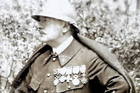 Le peintre, Lucien-Victor Guirand de Scevola (1871-1950), est a l'origine de la premiere section de "camouflage" de l'armee francaise.
