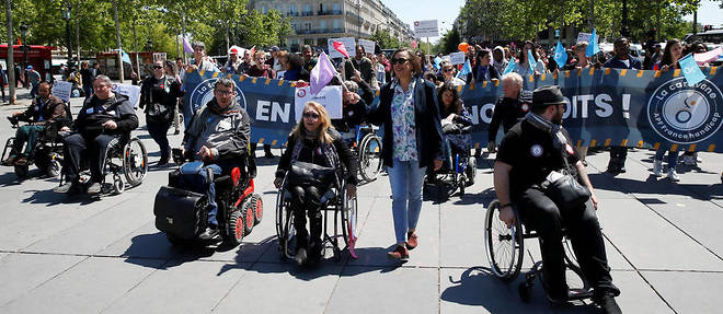 Manifestation de membres d'APF France Handicap a Paris le 14 mai 2019, << decus et en colere >> du bilan d'Emmanuel Macron en matiere de handicap deux ans apres son election.
