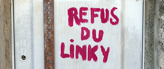 Ancien compteur electrique EDF devant la maison d'un village francais, verrouille en 2018 par le proprietaire de la maison pour empecher son remplacement par un compteur Linky.
