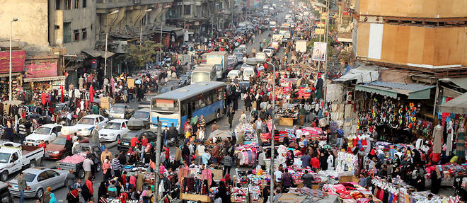 Le quartier d'al-Attaba en bordure du centre-ville du Caire, en Egypte, illustre cette pression demographique qui pese sur les dirigeants.
