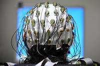  Une interface permet à des personnes atteintes de paralysie généralisée de communiquer via la détection d'ondes P300 par un casque EEG. 