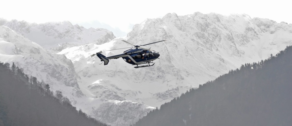 Dans une station de ski des Pyrenees, la neige arrive en helicoptere