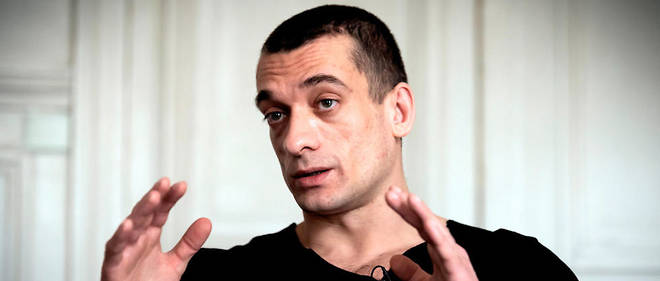 Piotr Pavlenski a ete place en garde a vue dans le cadre d'une enquete sur des violences commises dans le soir du 31 decembre.
