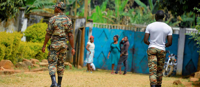 Des soldats patrouillent a Bafut, dans le nord-ouest du Cameroun, en zone anglophone, le 15 novembre 2017.
