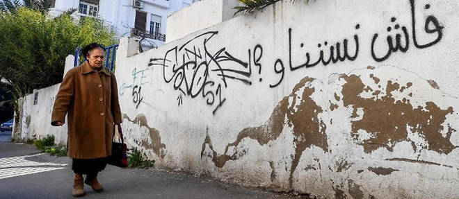 Un graffiti a Tunis rappelle aux passants l'un des principaux slogans entendus durant les manifestations de janvier 2018 : << Fech Nestannew >> en arabe tunisien, << Qu'attendons-nous ? >> 
