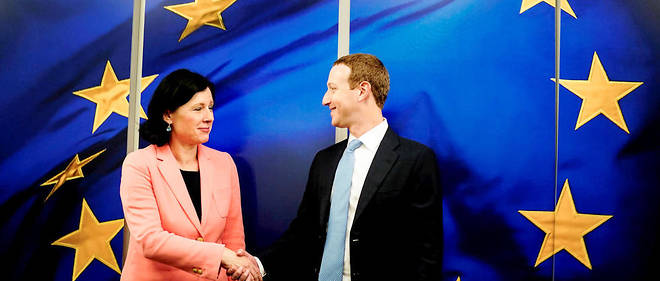 Mark Zuckerberg avec la commissaire europeenne a la justice Vera Jourova.

