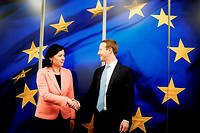  Mark Zuckerberg avec la commissaire européenne à la justice Vera Jourova.
