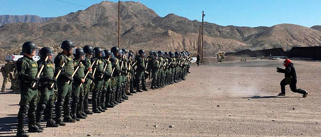 Un exercice des forces de l'ordre a la frontiere entre les Etats-Unis et le Mexique.
