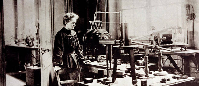 La physicienne Marie Curie (1867-1934) dans son laboratoire de la rue Cuvier en 1912.  
