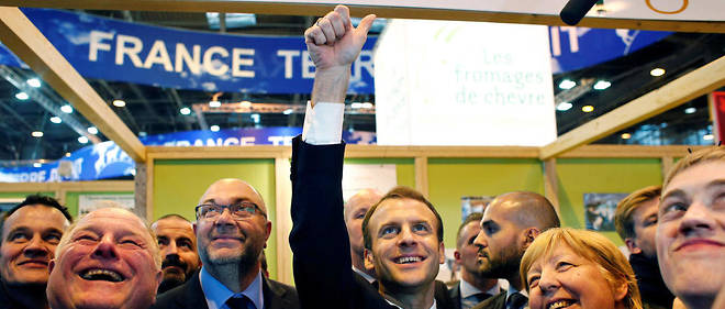 Emmanuel Macron (C) Stephane Travert, ministre de l'Agriculture, visitent le Salon de l'agriculture le 24 fevrier 2018.
