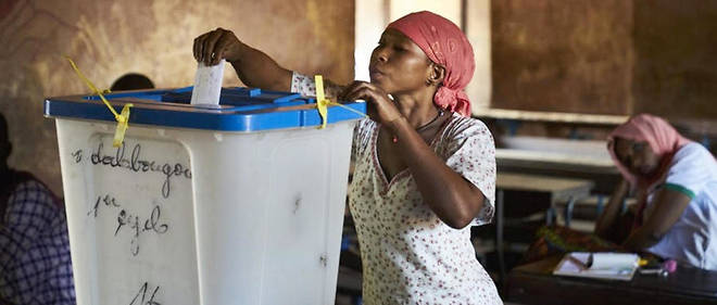 Une femme vote a Bamako au second tour de l'election presidentielle malienne, le 12 aout 2018. 

