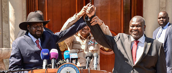Le dirigeant rebelle du Soudan du Sud Riek Machar est redevenu samedi a Juba premier vice-president, conformement a un accord de paix conclu en 2018, signe avec le chef de l'Etat Salva Kiir (a gauche sur la photo). 
