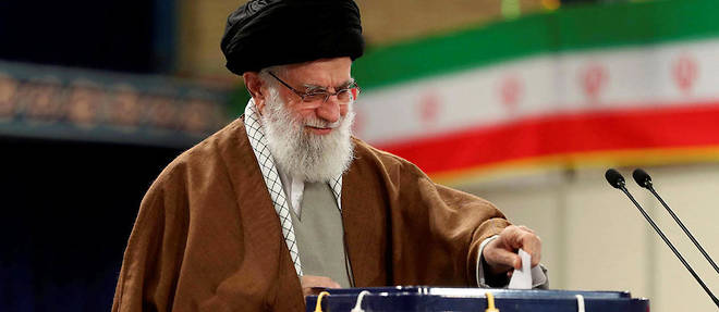 Le guide supreme de la revolution, l'ayatollah Khamenei, deposant son bulletin dans l'urne pour les legislatives, le 21 fevrier 2020.
