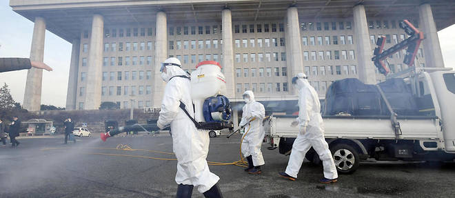 Pulverisation de desinfectant pour lutter contre la propagation du coronavirus, devant l'Assemblee nationale a Seoul.  
