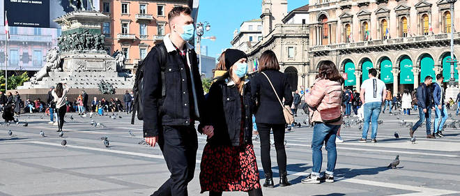 Un couple portant un masque a Milan le 24 fevrier 2020.
