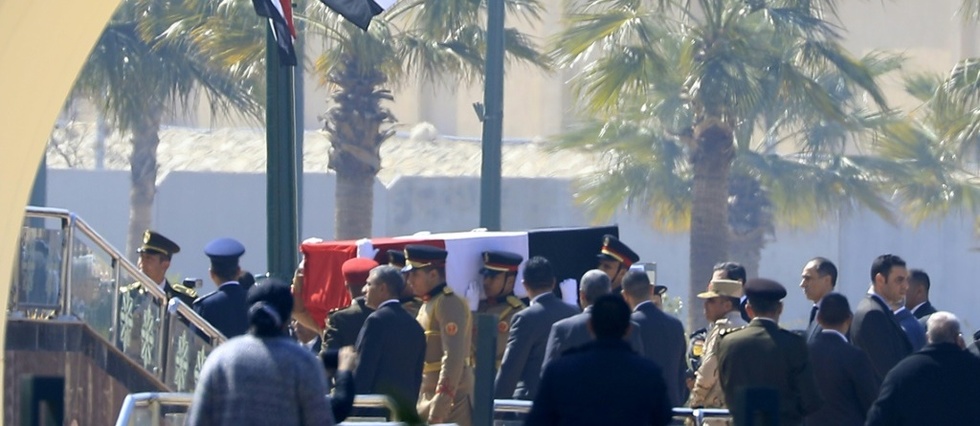 Egypte: Moubarak enterre apres une ceremonie militaire