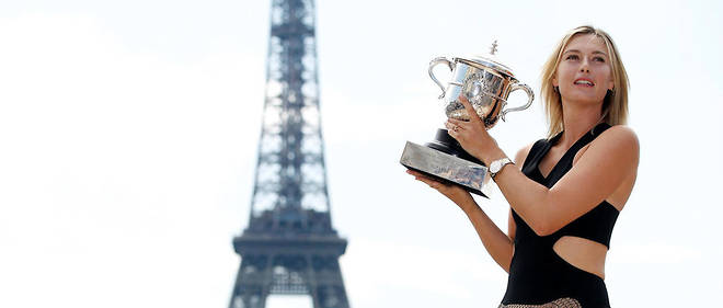 Maria Sharapova et son trophee apres avoir remporte Roland-Garros en 2014.
