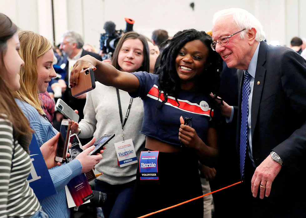 
        Fan-club. Seance selfies pour Bernie Sanders a Hanover (New Hampshire), le 9 fevrier. 
