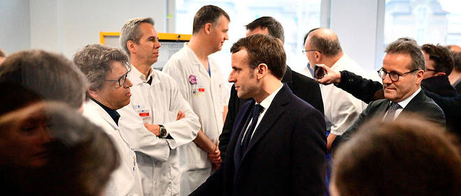 Emmanuel Macron a la Pitie-Salpetriere, a la rencontre du personnel medical, jeudi 27 fevrier. 