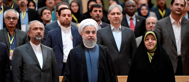 Masoumeh Ebtekar (a droite), vice-presidente chargee des Femmes et des Affaires familiales, ici aux cotes du president iranien Hassan Rohani (au centre), a annonce avoir ete testee positive au coronavirus. 

