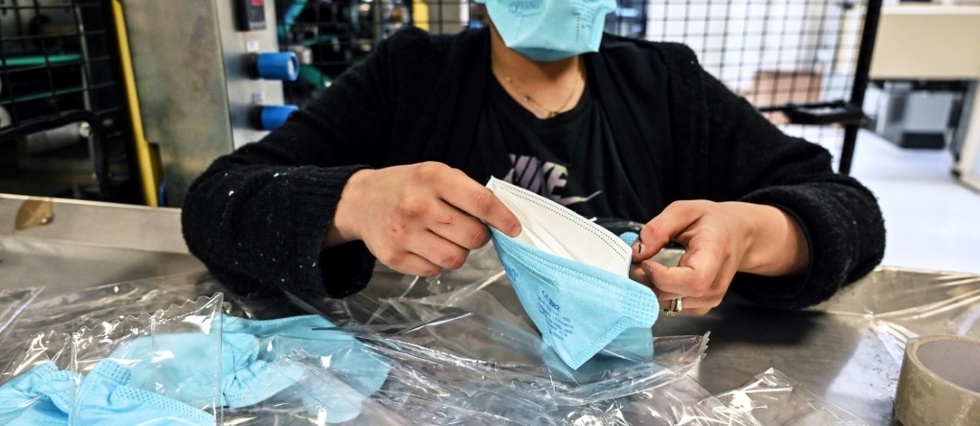 Coronavirus: dans la Loire, une usine de masques respiratoires tourne a plein regime