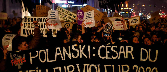 Des feministes ont manifeste contre Roman Polanski, aux abords de la salle Pleyel, oiu se deroulait la ceremonie des Cesar.
