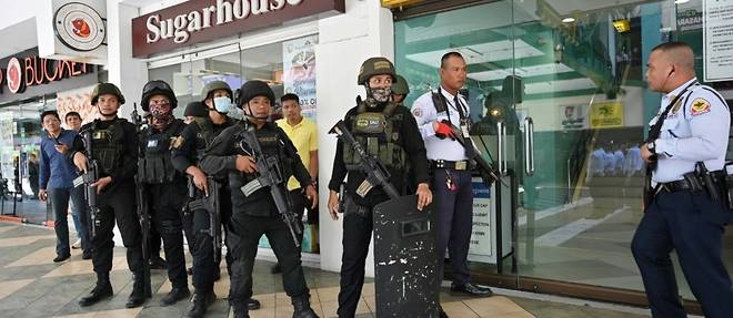 Philippines: un ex-employe prend une trentaine de personnes en otages dans un centre commercial