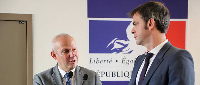 Le directeur general de la Sante Jerome Salomon (a gauche) repond au ministre de la Sante Olivier Veran (a droite).
