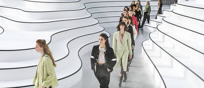 Final du defile Chanel presente lors de la Fashion Week.
