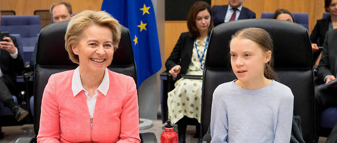 Greta Thunberg aux cotes d'Ursula Von der Leyen lors d'une reunion des commissaires europeens a Bruxelles le 4 mars.  
