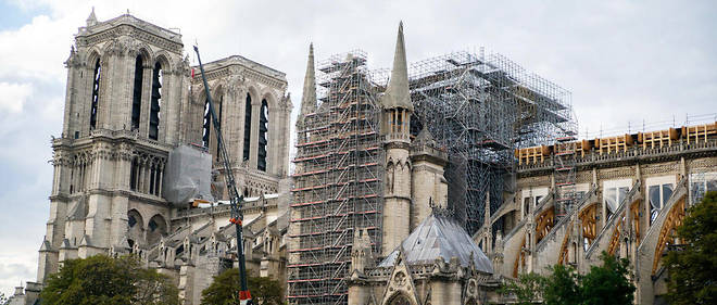 Les travaux de reconstruction ont commence quelques semaines apres le drame. Paris, France

