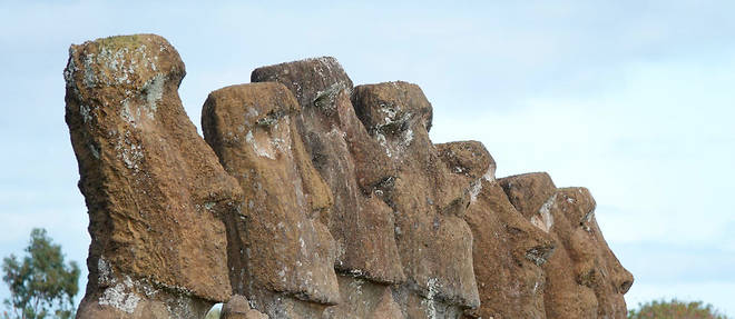 Les nombreuses statues monumentales localement appelees les moai sont datees des XIII? et XV? siecles. 
