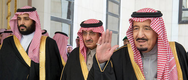 En juin 2017, lorsque le prince Mohammed ben Salmane a ete designe prince heritier, le prince Nayef etait ministre de l'Interieur. A l'epoque, les chaines de television saoudiennes ont montre le prince Mohammed embrassant la main et s'agenouillant en signe de respect devant le prince Nayef.
