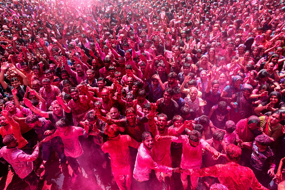 La foule en transe fete la Holi dans le temple de Swaminarayan Sampraday, a Ahmedabad.