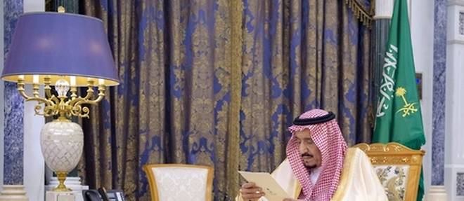Le roi d'Arabie saoudite apparait apres l'arrestation de plusieurs princes