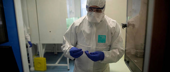 Un scientifique etudiant des echantillons possiblement infectes a l'hopital Henri-Mondor de Creteil. (Photo d'illustration)
