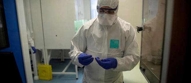Un scientifique etudiant des echantillons possiblement infectes a l'hopital Henri-Mondor de Creteil. (Photo d'illustration)
