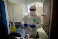  Un scientifique étudiant des échantillons possiblement infectés à l'hôpital Henri-Mondor de Créteil. (Photo d'illustration)

