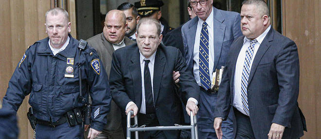 Harvey Weinstein (au centre, avec le deambulateur) avait ete reconnu coupable le 24 fevrier.
