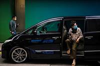  Comme ici a Hongkong, l'automobile est consideree comme une bulle sanitaire mais en sortir oblige a porter le masque
