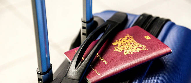Oublies valises et passeports... La crise engendree par le Covid-19 assigne les Francais a residence. 

