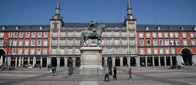 La Plaza Mayor de Madrid quasiment vide. 
