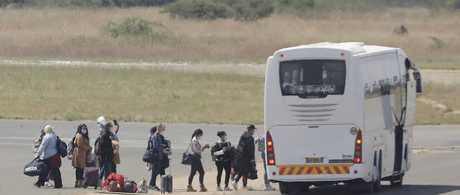 Le gouvernement sud-africain a promis en fevrier de rapatrier 184 citoyens sud-africains, essentiellement des etudiants et des enseignants, residant a Wuhan, dans le centre de la Chine. 
