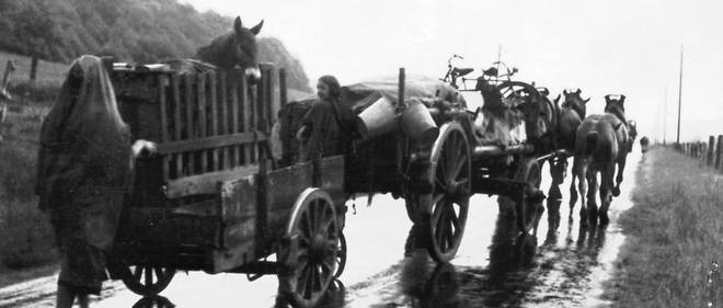 Des Francais sur la route de l'exode en mai 1940.
