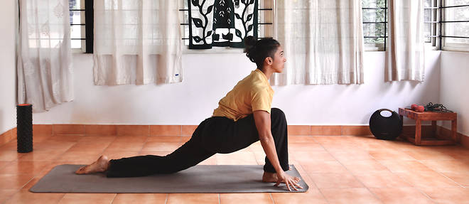Posture d'etirements au yoga.

