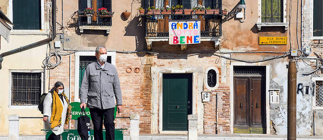 "Tout ira bien", peut-on lire sur une banderole depoyee a Venise, pendant le confinement.  
